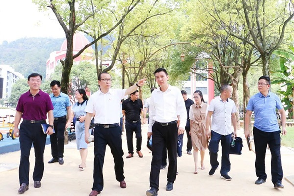 南昌市湾里教科体局党委书记、局长高德强一行莅临我校视察指导工