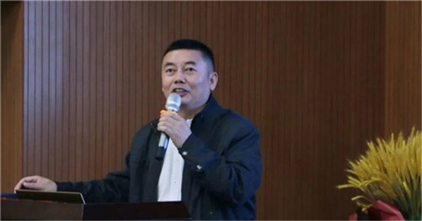 他，是一位语文老师，被学生尊称为“唐公”、“唐爸”
